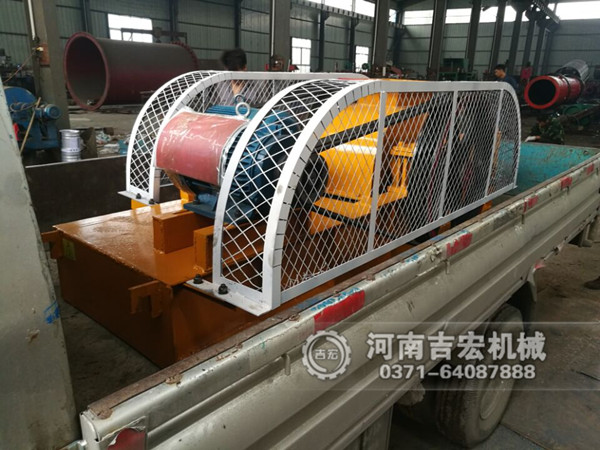 200×450對輥破碎機發往貴州_破碎石英砂