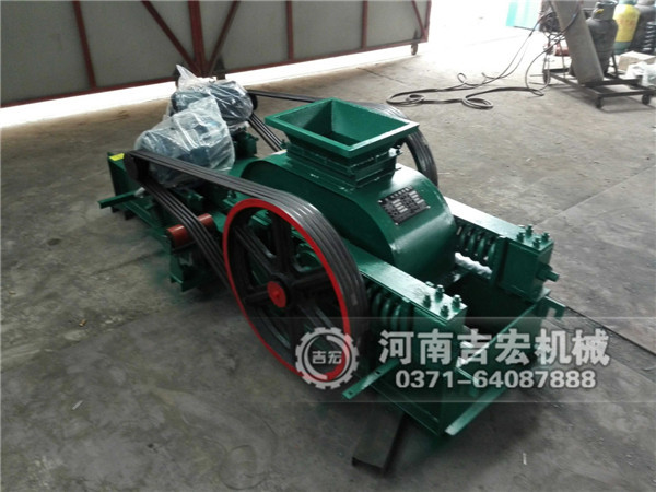 小型對輥破碎機發(fā)貨現場