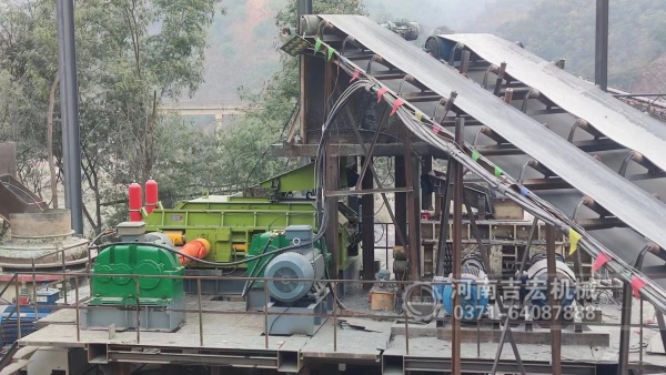 90%的采石場(chǎng)不知道：處理砂巖,液壓對(duì)輥比傳統(tǒng)破碎強(qiáng)在哪？